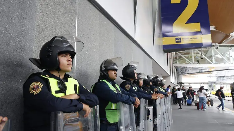 AICM se blinda con policías ante posibles manifestaciones de la CNTE